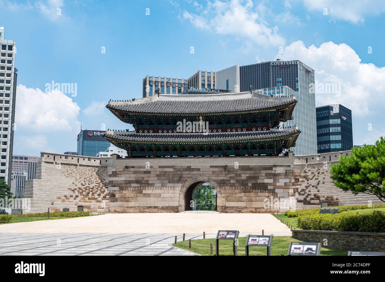 Seoul, Corea del Sud, luglio 2020: Il nome ufficiale della porta di Namdaemun a Seoul è Sungnyemun, ed è una delle porte di Seoul che è stata costruita durante il periodo di t Foto Stock