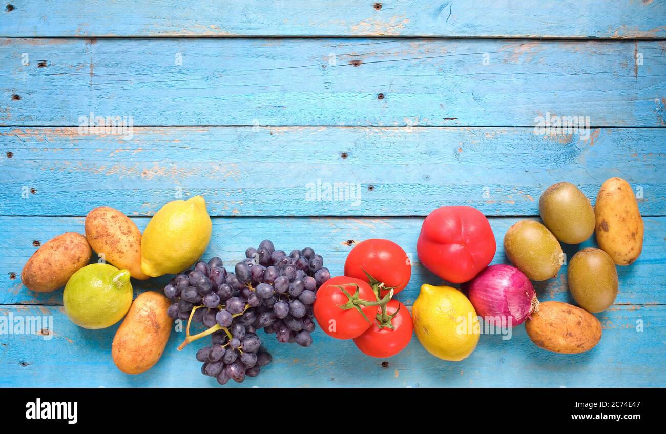 cibo sano, verdure e frutta, spazio libero copia Foto Stock