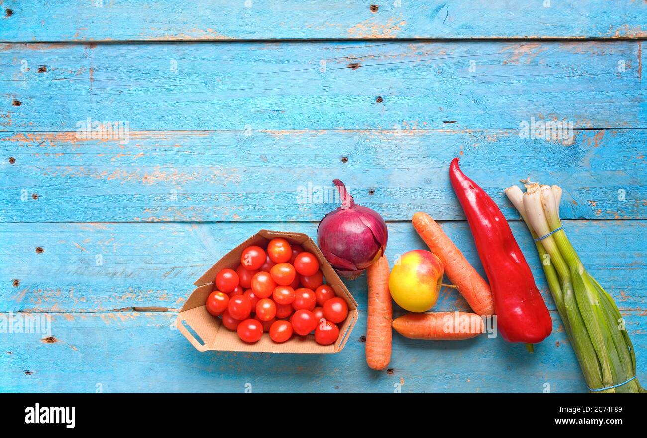 Cibo sano. Verdure e frutta su un tavolo rustico, vista dall'alto, buono Foto Stock