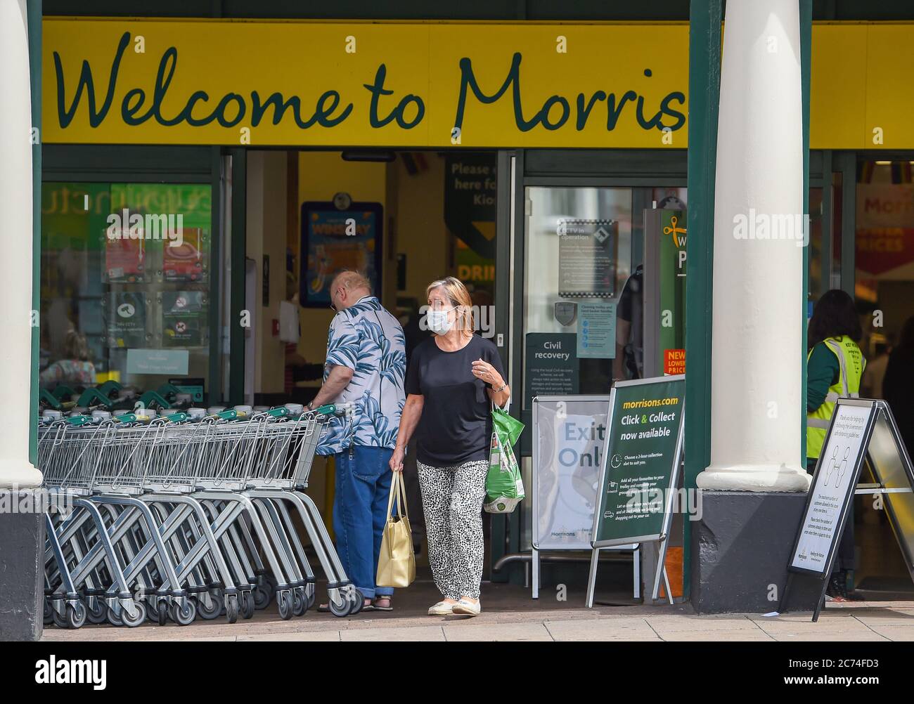 Brighton UK 14 luglio 2020 - acquirenti per le strade di Brighton indossando maschere di protezione oggi . Da venerdì 24 luglio sarà obbligatorio per le persone indossare maschere o rivestimenti all'interno di negozi in Inghilterra e potrebbero ricevere multe fino a £100 per non conformità . Le nuove regole sono state introdotte per aiutare nella battaglia contro il coronavirus COVID-19 pandemia: Credit Simon Dack / Alamy Live News Foto Stock