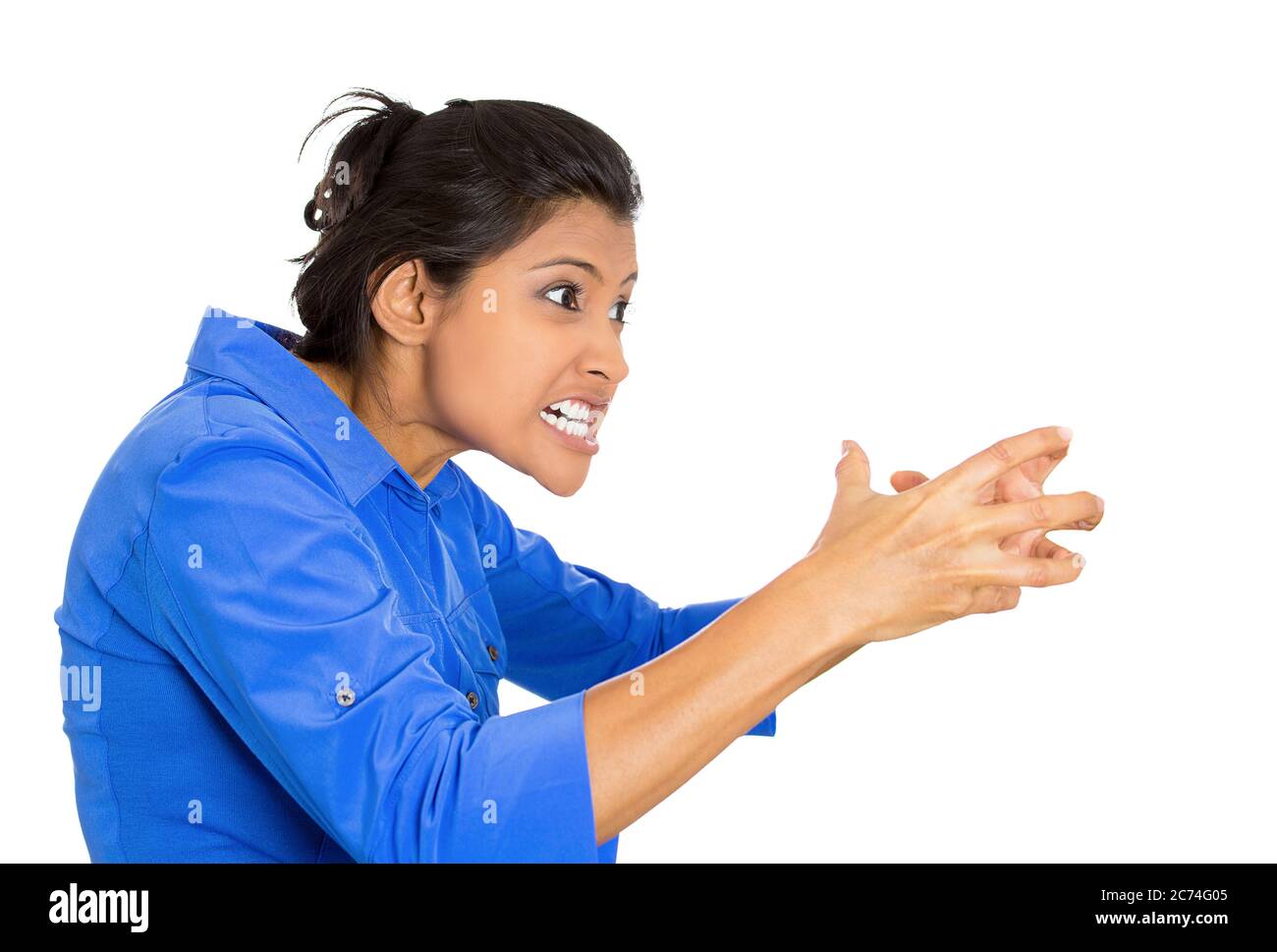 Closeup di una donna arrabbiata urlando con la bocca aperta larga che è isterica Foto Stock