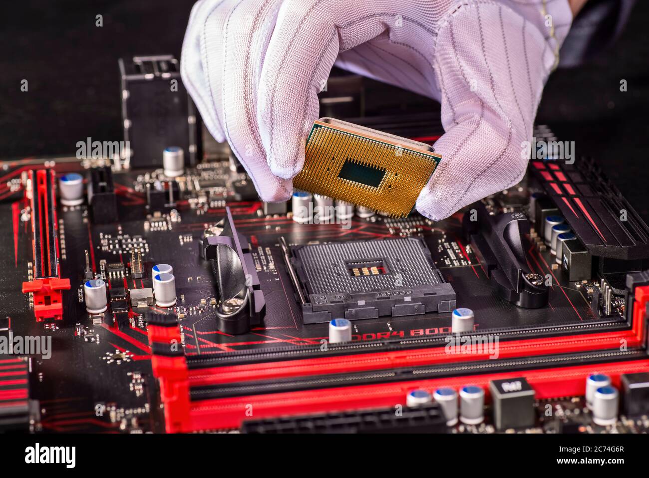 Una CPU è montata su una scheda madre Foto Stock