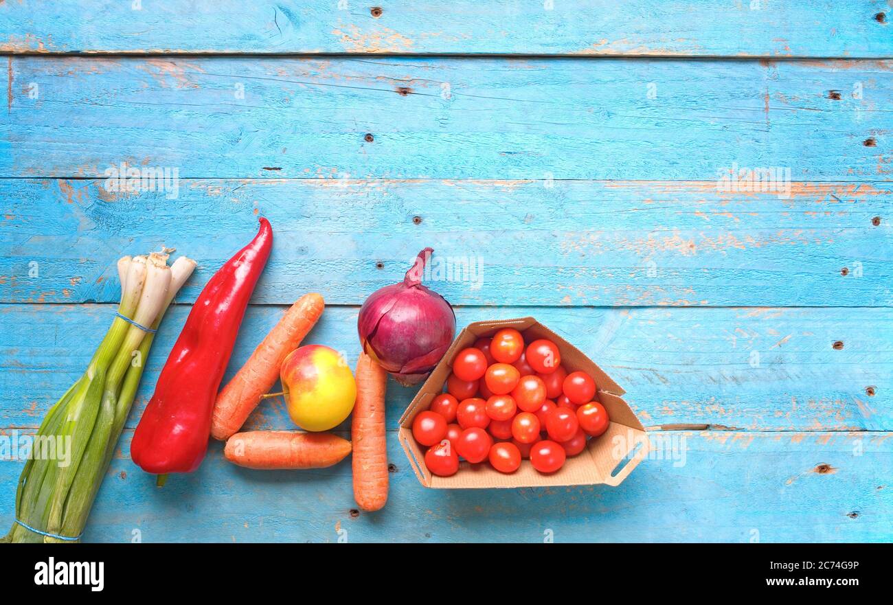 Cibo sano. Verdure e frutta su un tavolo rustico, vista dall'alto, Foto Stock