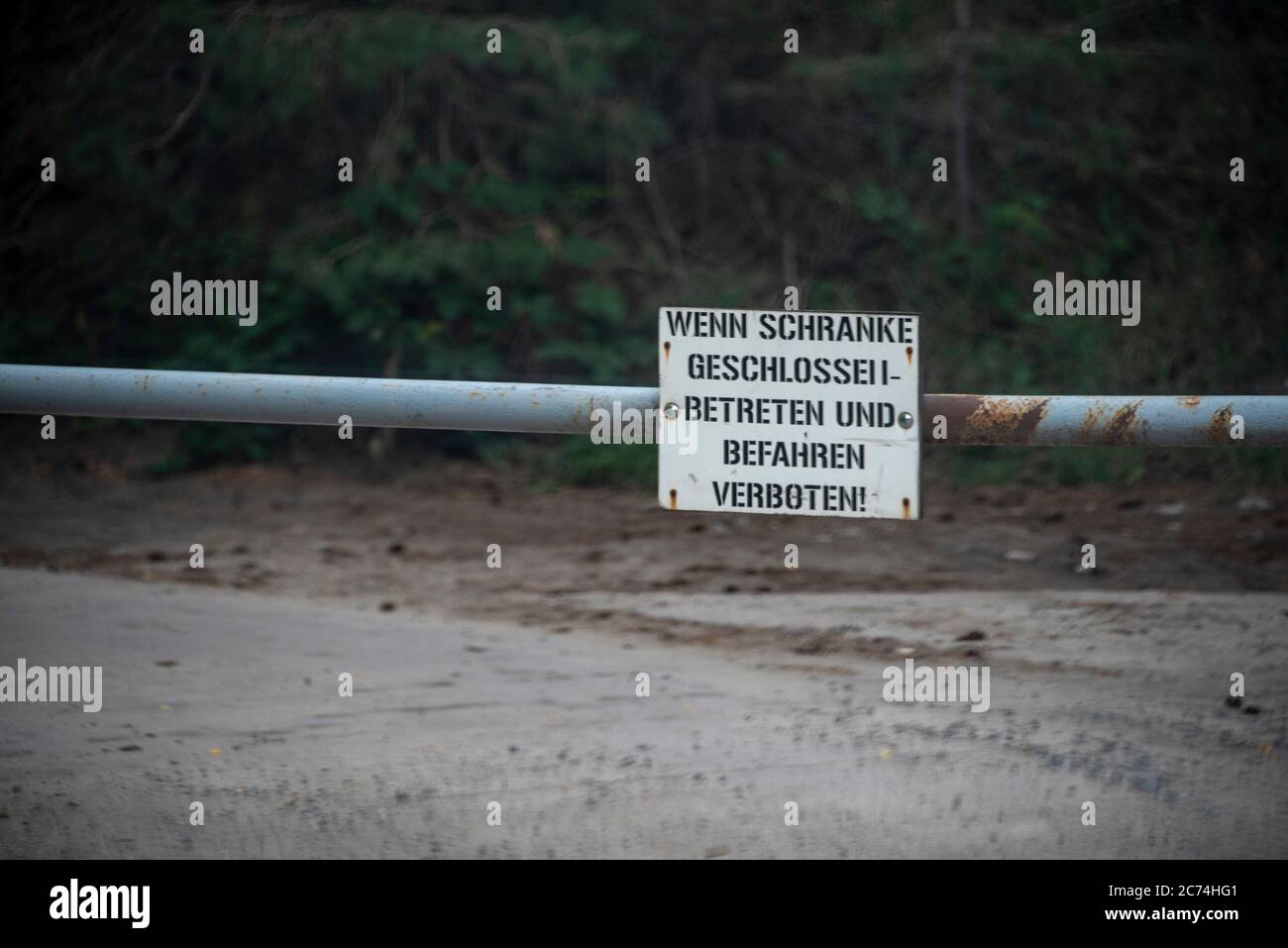 Mahlwinkel, Germania. 06 luglio 2020. Una barriera si trova all'ingresso dell'ex area militare di addestramento Mahlwinkel. I turisti possono guidare carri armati lì. Credit: Fahren/dpa-Zentralbild/ZB/dpa/Alamy Live News Foto Stock