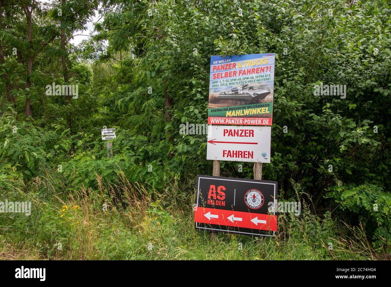 Mahlwinkel, Germania. 06 luglio 2020. Su un ex area di addestramento militare dell'esercito sovietico i turisti possono guidare carri armati oggi. I cartelli indicano la strada per l'ex area militare. Credit: Fahren/dpa-Zentralbild/ZB/dpa/Alamy Live News Foto Stock