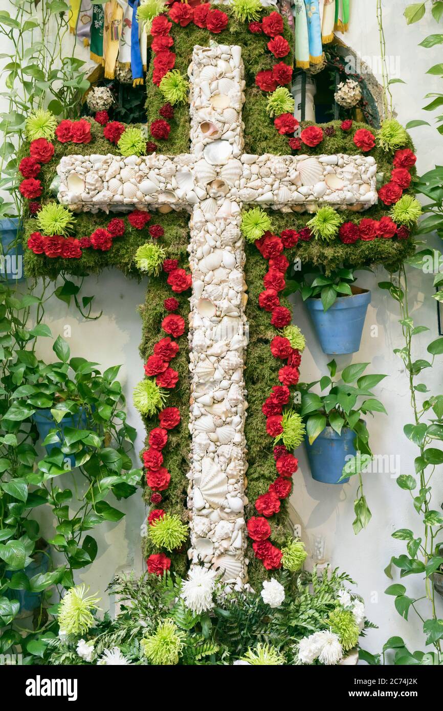 Esempio di una Cruz de Mayo, una Croce di maggio. La Fiesta de las Cruces, o Festa delle croci, viene celebrata in Spagna ogni 3 maggio. Questa croce è stata dispra Foto Stock