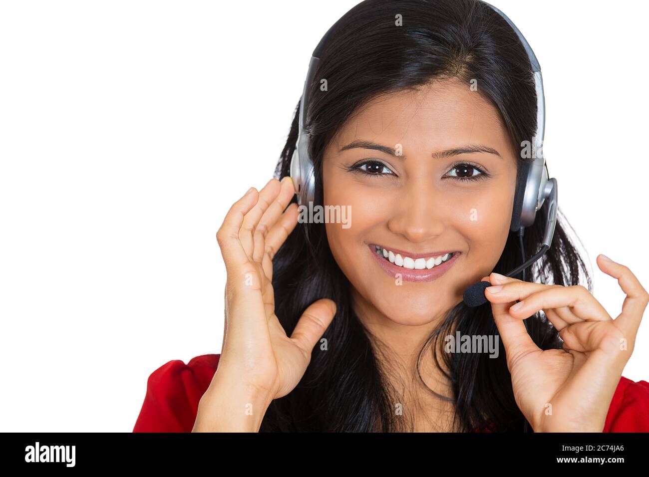 Ritratto di una donna sorridente con un telefono cellulare che parla in linea con il cliente isolato su sfondo bianco. Foto Stock