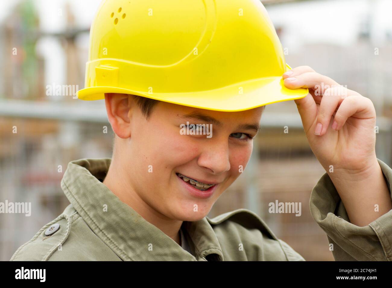 Adolescente con casco giallo da costruzione, ritratto, Germania Foto Stock