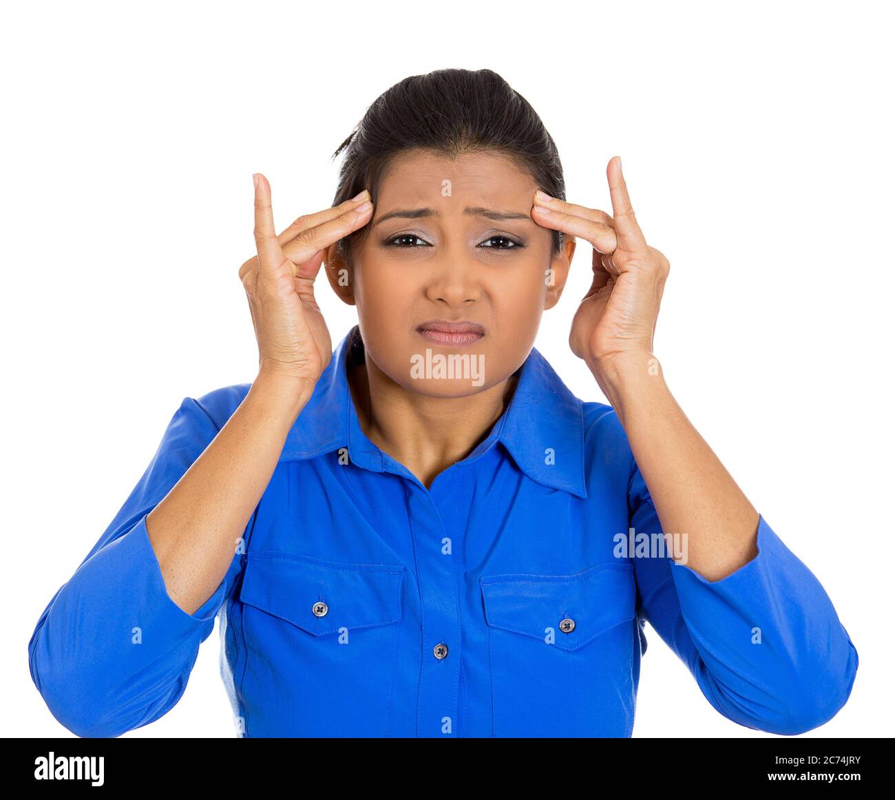 Closeup ritratto di giovane donna preoccupata che ha mal di testa sensazione di stress lingua Foto Stock
