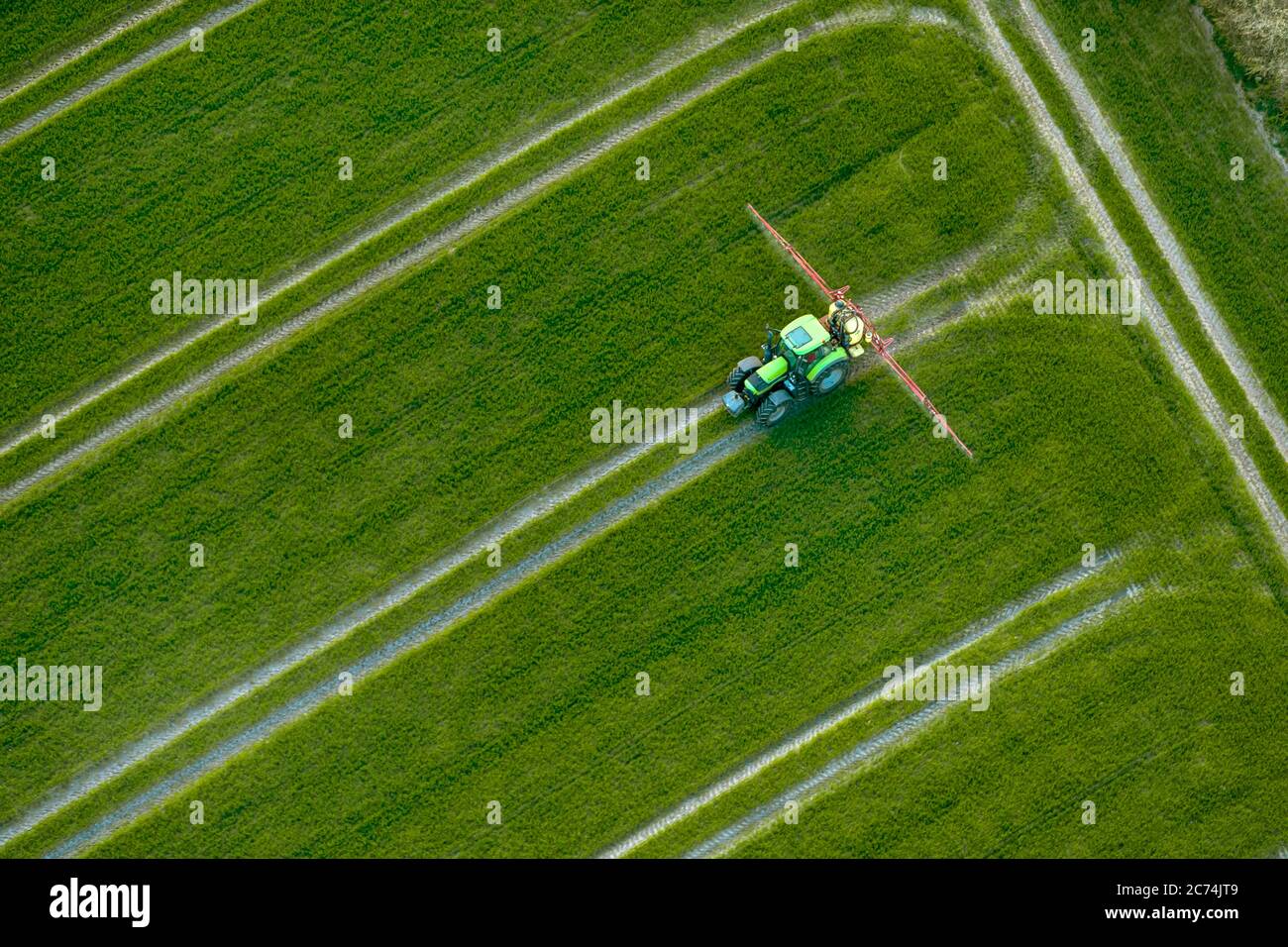 Trattore, applicazione di pesticidi, Germania, Schleswig-Holstein Foto Stock