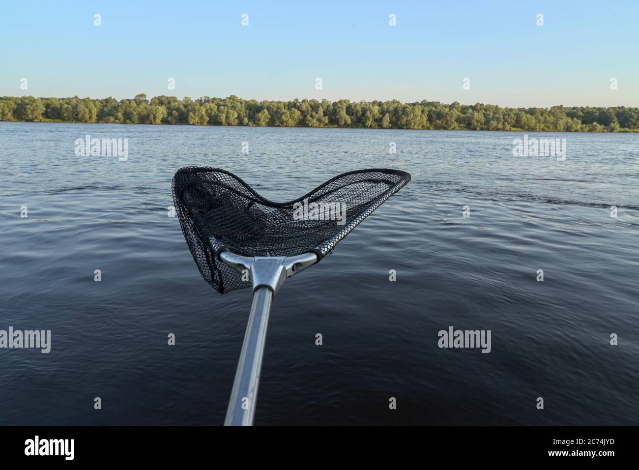 sbarcare la rete di pesca in mano sopra l'acqua Foto Stock