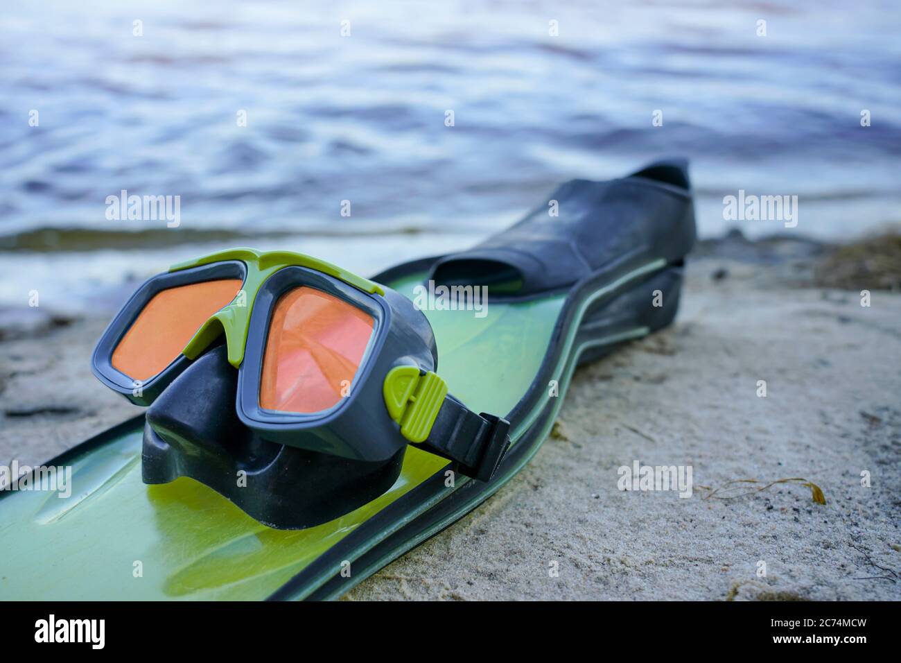 pinne e maschera si trovano sulla riva Foto Stock