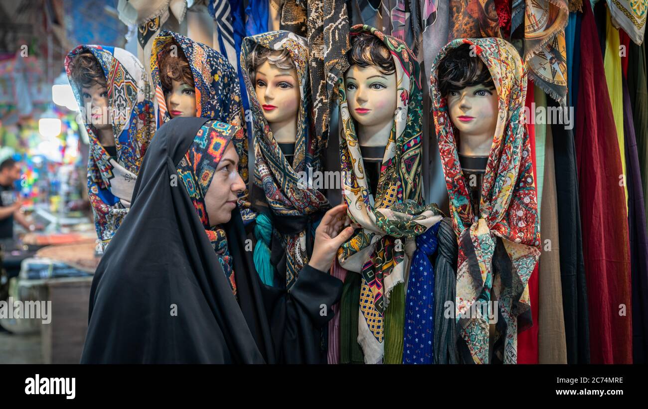 Isfahan, Iran - Maggio 2019: Donna iraniana che guarda l'hijab e la sciarpa della testa a Bazar Bozorg, conosciuto anche come il Grand Bazaar Foto Stock