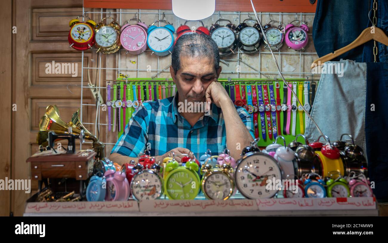 Isfahan, Iran - Maggio 2019: Uomo che vende orologi e orologi a Bazar Bozorg, noto anche come il Grand Bazaar Foto Stock