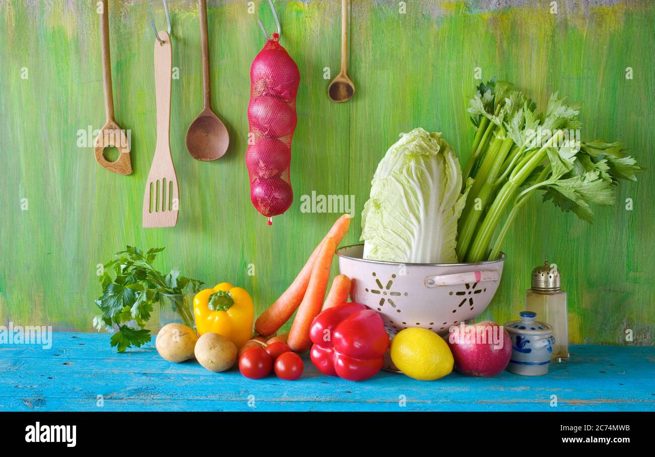 verdure, utensili da cucina, concetto di cucina, cibo sano fresco Foto Stock