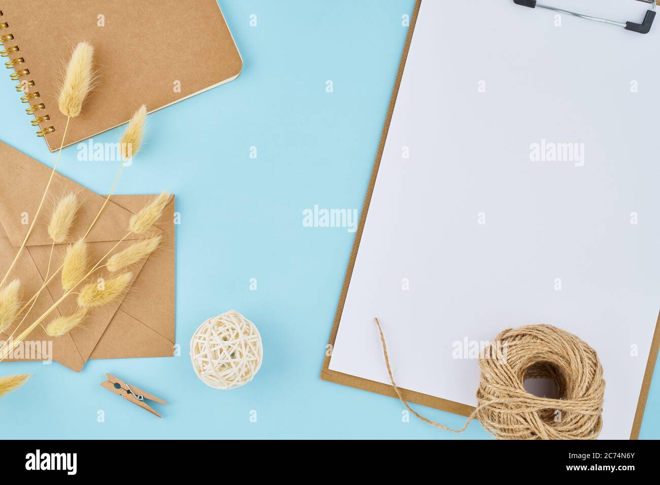 Concetto di zero sprechi. Foglio bianco su appunti, buste artigianali Foto Stock