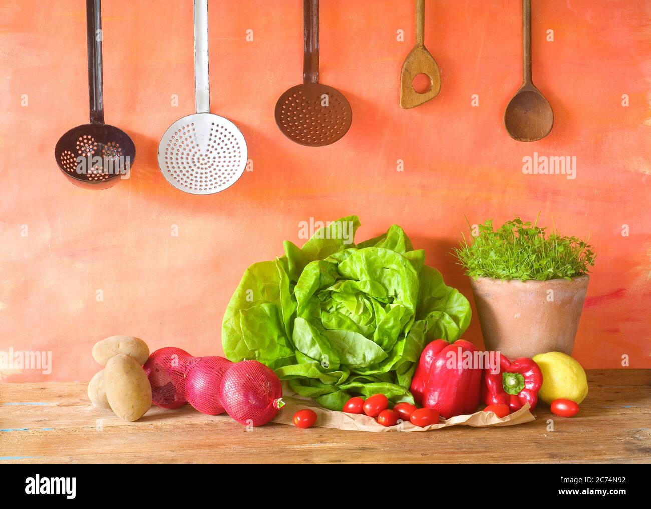 lattuga, verdure e utensili da cucina vecchi, cibo sano, dieta, Foto Stock