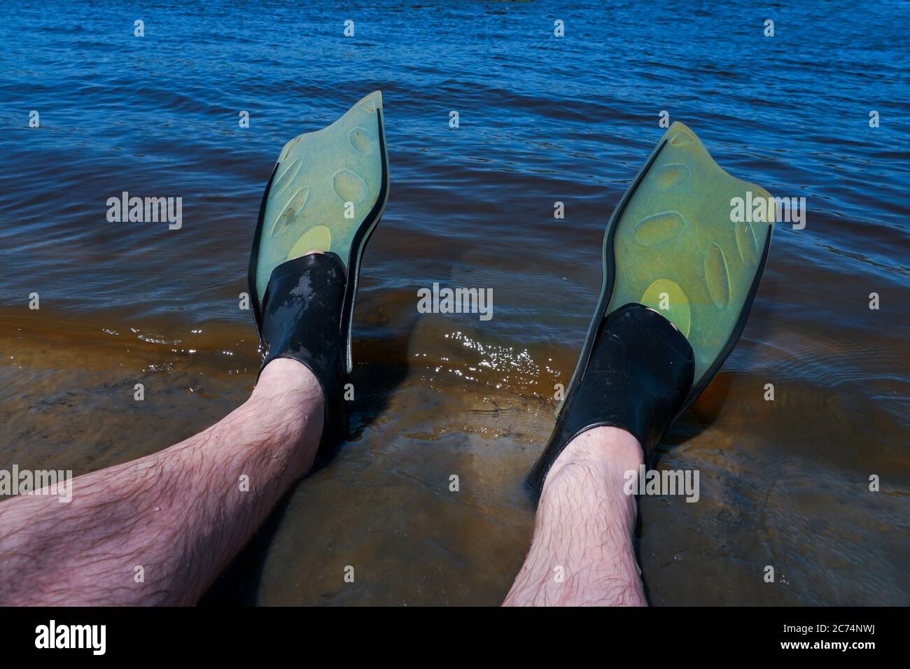 gambe in pinne sul fiume vicino all'acqua Foto Stock