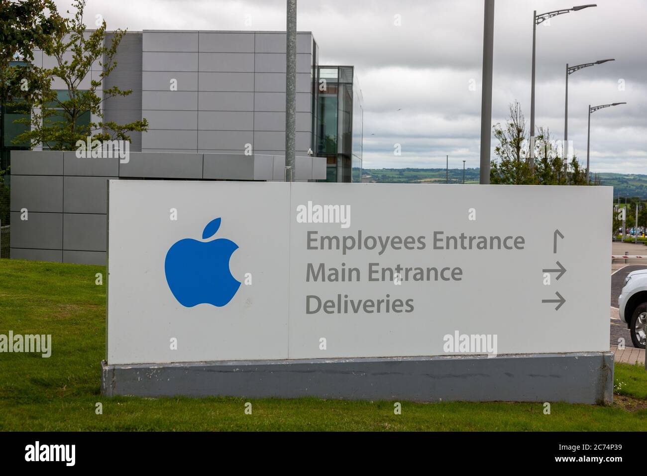 Hollyhill, Cork, Irlanda. 14 luglio 2020. Il secondo tribunale più alto dell'Unione europea mercoledì decreterà in un appello di Apple e Irlanda contro una decisione del 2016 secondo cui la società statunitense pagherà 13 miliardi di euro in imposte di ritorno all'Irlanda. Apple e l'Irlanda, la cui economia beneficia dell'accoglienza di numerose imprese multinazionali, hanno avviato un ricorso contro la decisione e lo Stato irlandese è stato formalmente informato che il Tribunale generale dell'Unione europea (GCEU) pronunciò la propria sentenza nella causa Apple sugli aiuti di Stato mercoledì 15 luglio. Credit: David Creedon/Alamy Live News Foto Stock