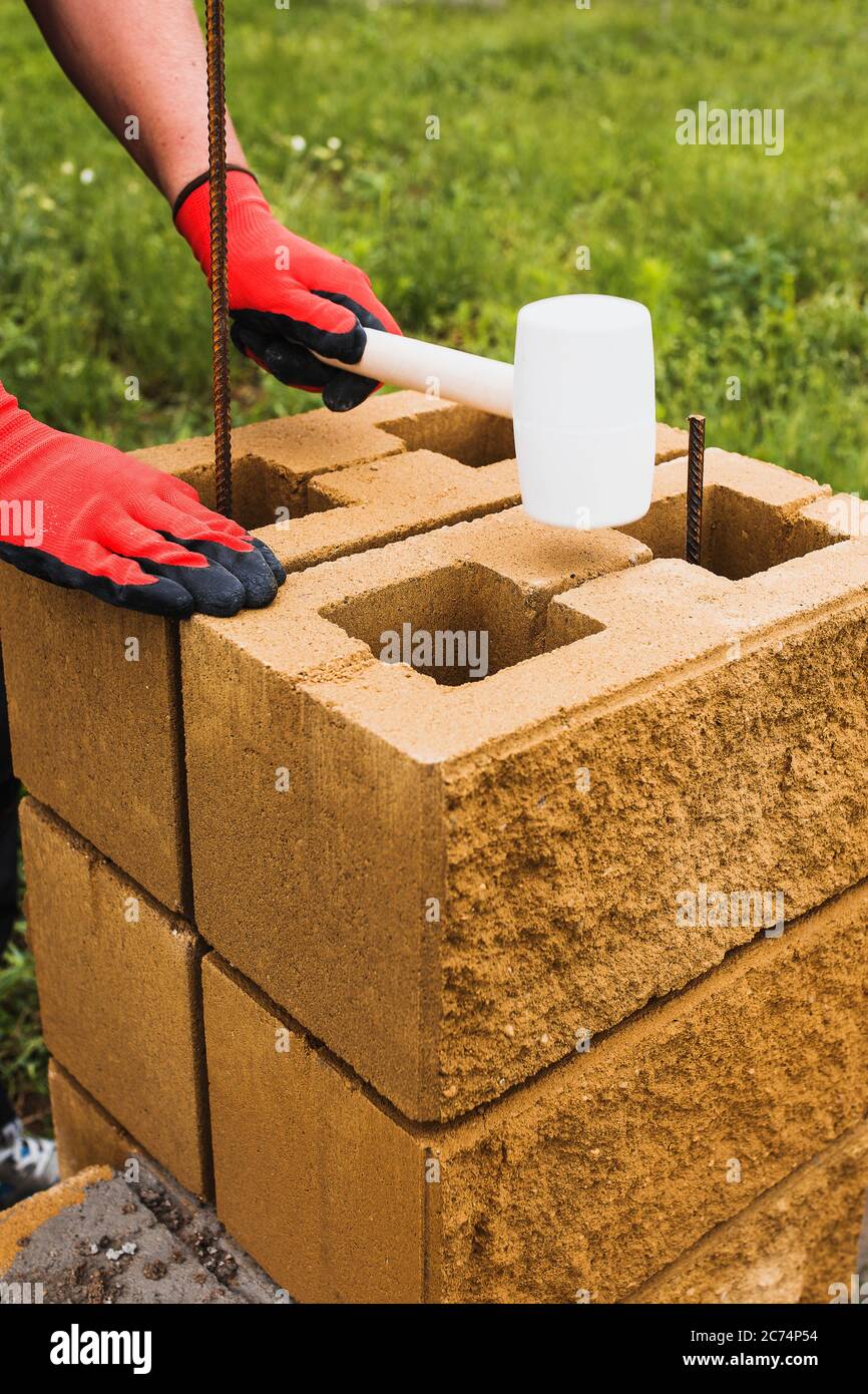 Blocchi di costruzione in calcestruzzo cavo cellulare per pareti - materiale da costruzione pesante e resistente Foto Stock