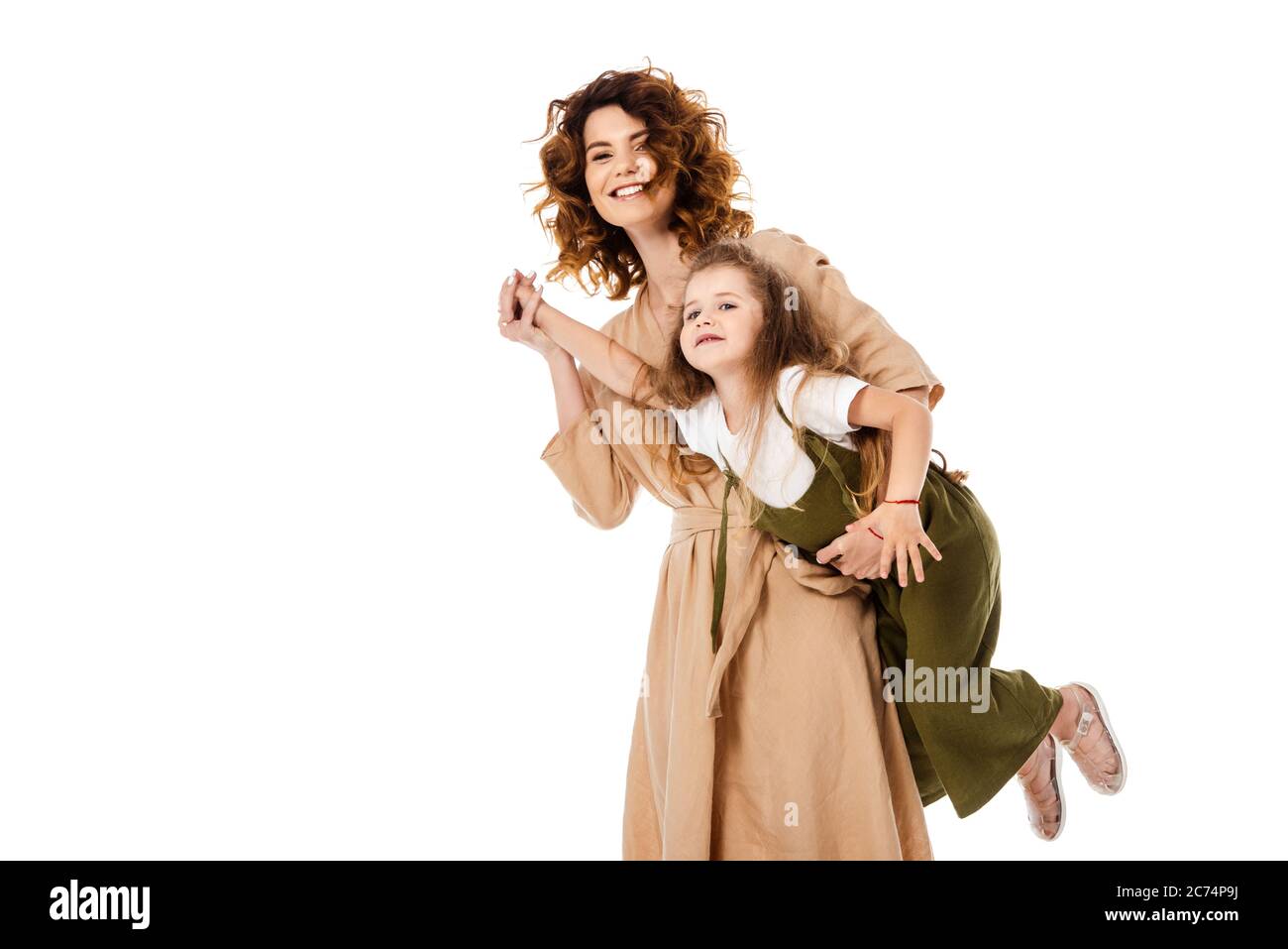 madre allegra che tiene in armi figlia carina isolata su bianco Foto Stock