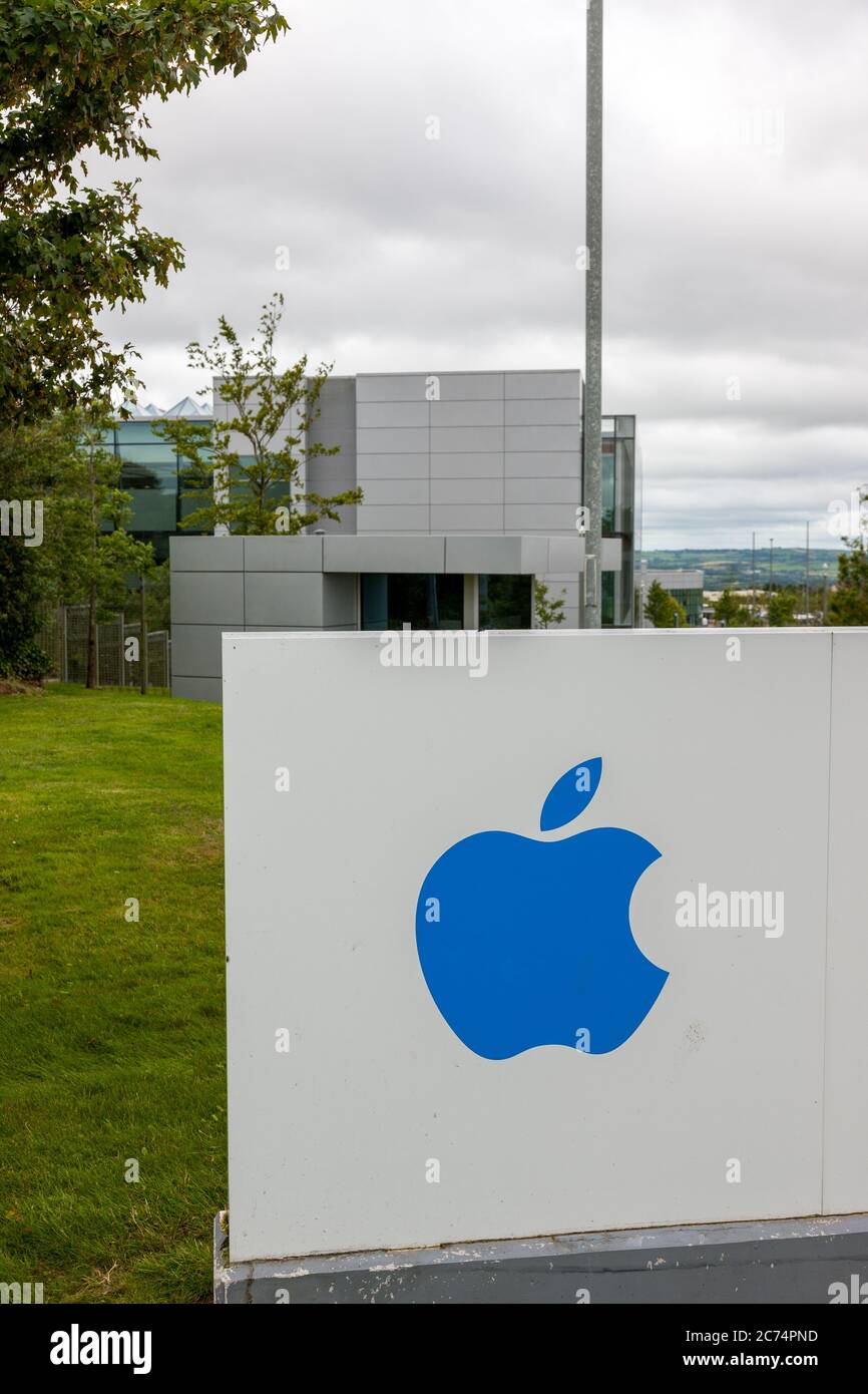 Hollyhill, Cork, Irlanda. 14 luglio 2020. Il secondo tribunale più alto dell'Unione europea mercoledì decreterà in un appello di Apple e Irlanda contro una decisione del 2016 secondo cui la società statunitense pagherà 13 miliardi di euro in imposte di ritorno all'Irlanda. Apple e l'Irlanda, la cui economia beneficia dell'accoglienza di numerose imprese multinazionali, hanno avviato un ricorso contro la decisione e lo Stato irlandese è stato formalmente informato che il Tribunale generale dell'Unione europea (GCEU) pronunciò la propria sentenza nella causa Apple sugli aiuti di Stato mercoledì 15 luglio. Credit: David Creedon/Alamy Live News Foto Stock