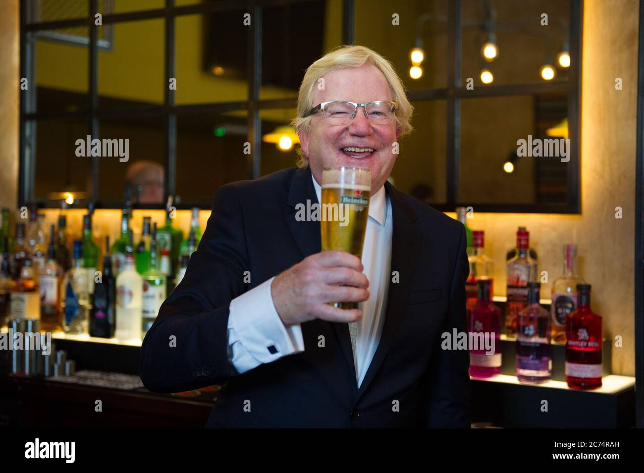 Glasgow, Scozia, Regno Unito. 14 luglio 2020. Nella foto: Jackson Carlaw MSP - leader del Partito conservatore e unionista scozzese. Jackson Carlaw visita un ristorante a Clarkston domani prima della riapertura completa del settore dell'ospitalità in Scozia, come egli esorta scozzese a fare acquisti, bere e mangiare locali. Credit: Colin Fisher/Alamy Live News Foto Stock Glasgow, Scozia, Regno Unito. 14 luglio 2020. Nella foto: Jackson Carlaw MSP - leader del Partito conservatore e unionista scozzese. Jackson Carlaw visita un ristorante a Clarkston domani prima della riapertura completa del settore dell'ospitalità in Scozia, come egli esorta scozzese a fare acquisti, bere e mangiare locali. Credit: Colin Fisher/Alamy Live News Foto Stock