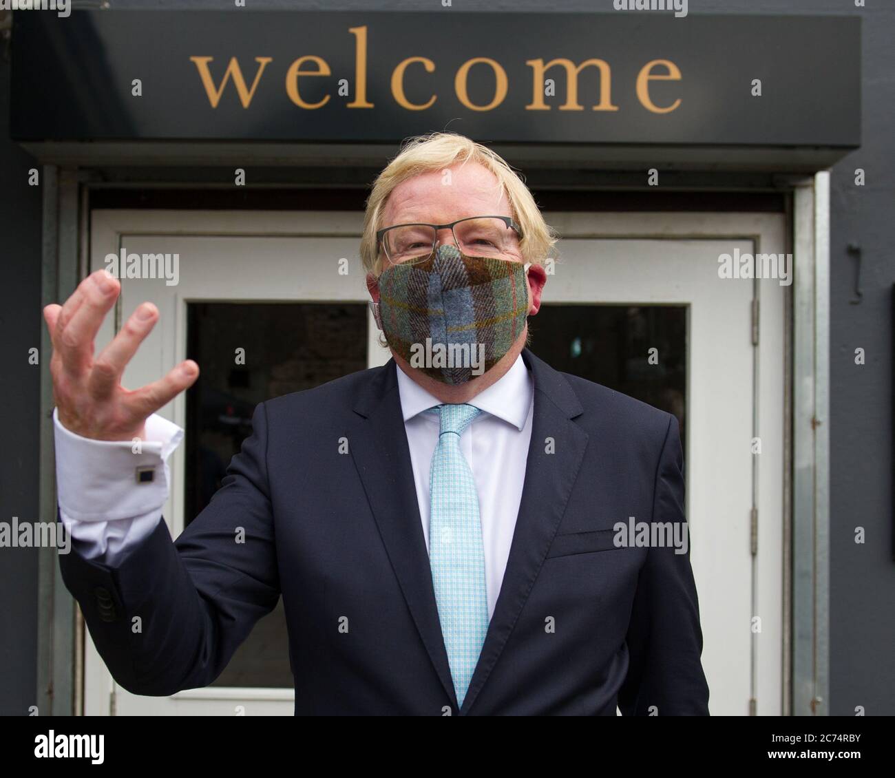 Glasgow, Scozia, Regno Unito. 14 luglio 2020. Nella foto: Jackson Carlaw MSP - leader del Partito conservatore e unionista scozzese. Jackson Carlaw visita un ristorante a Clarkston domani prima della riapertura completa del settore dell'ospitalità in Scozia, come egli esorta scozzese a fare acquisti, bere e mangiare locali. Credit: Colin Fisher/Alamy Live News Foto Stock Glasgow, Scozia, Regno Unito. 14 luglio 2020. Nella foto: Jackson Carlaw MSP - leader del Partito conservatore e unionista scozzese. Jackson Carlaw visita un ristorante a Clarkston domani prima della riapertura completa del settore dell'ospitalità in Scozia, come egli esorta scozzese a fare acquisti, bere e mangiare locali. Credit: Colin Fisher/Alamy Live News Foto Stock