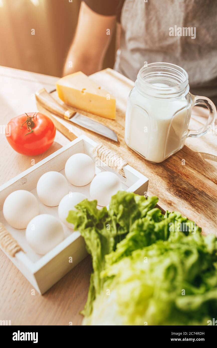 Prodotti naturali da fattoria sulla tavola - uova di pollo, latte, formaggio e verdure - sana e abbondante colazione sana senza OGM Foto Stock