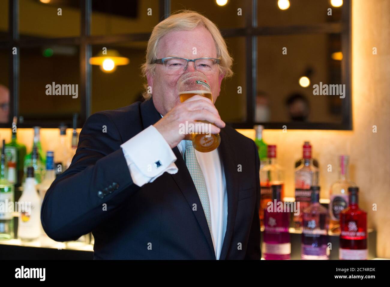 Glasgow, Scozia, Regno Unito. 14 luglio 2020. Nella foto: Jackson Carlaw MSP - leader del Partito conservatore e unionista scozzese. Jackson Carlaw visita un ristorante a Clarkston domani prima della riapertura completa del settore dell'ospitalità in Scozia, come egli esorta scozzese a fare acquisti, bere e mangiare locali. Credit: Colin Fisher/Alamy Live News Foto Stock Glasgow, Scozia, Regno Unito. 14 luglio 2020. Nella foto: Jackson Carlaw MSP - leader del Partito conservatore e unionista scozzese. Jackson Carlaw visita un ristorante a Clarkston domani prima della riapertura completa del settore dell'ospitalità in Scozia, come egli esorta scozzese a fare acquisti, bere e mangiare locali. Credit: Colin Fisher/Alamy Live News Foto Stock