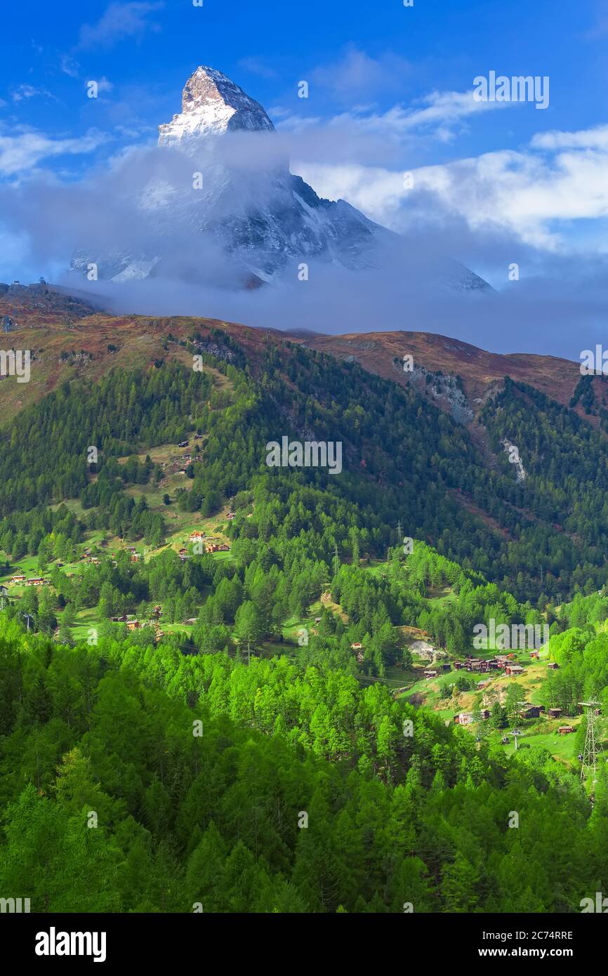 Cervino Snow mount e bellissimo villaggio alpino nelle pinete, Svizzera, Alpi Svizzere Foto Stock