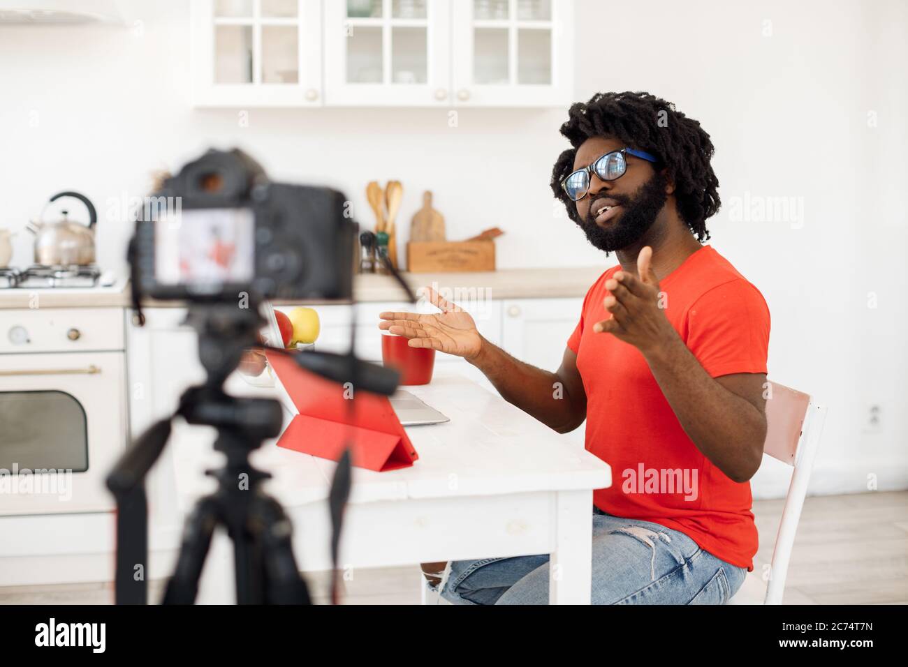 Bell'uomo che registra video corso di business a casa Foto Stock