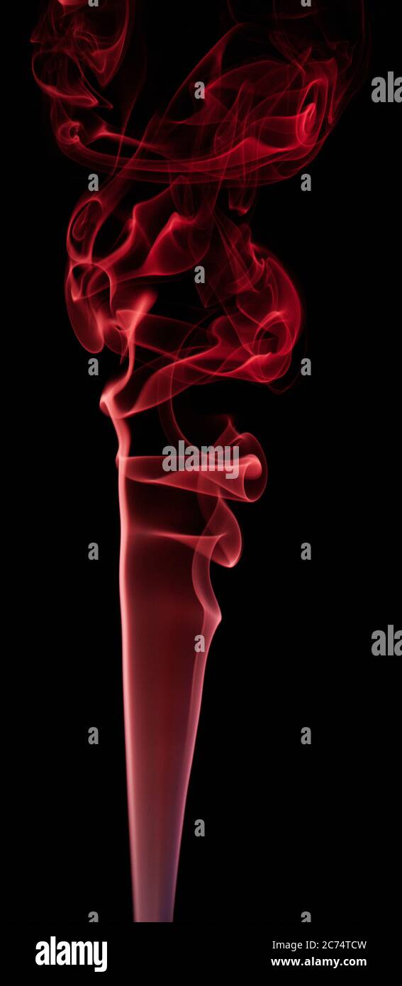 Linea di fumo verticale rossa su sfondo nero. Elegante sfondo curvilineo Foto Stock