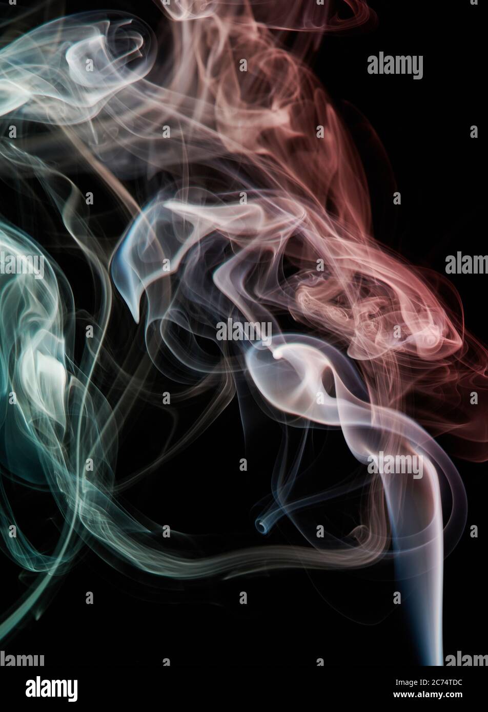 Il fumo astratto oscilcia il colore del gradiente su sfondo nero. Elegante sfondo curvilineo. Sfondo creativo Foto Stock