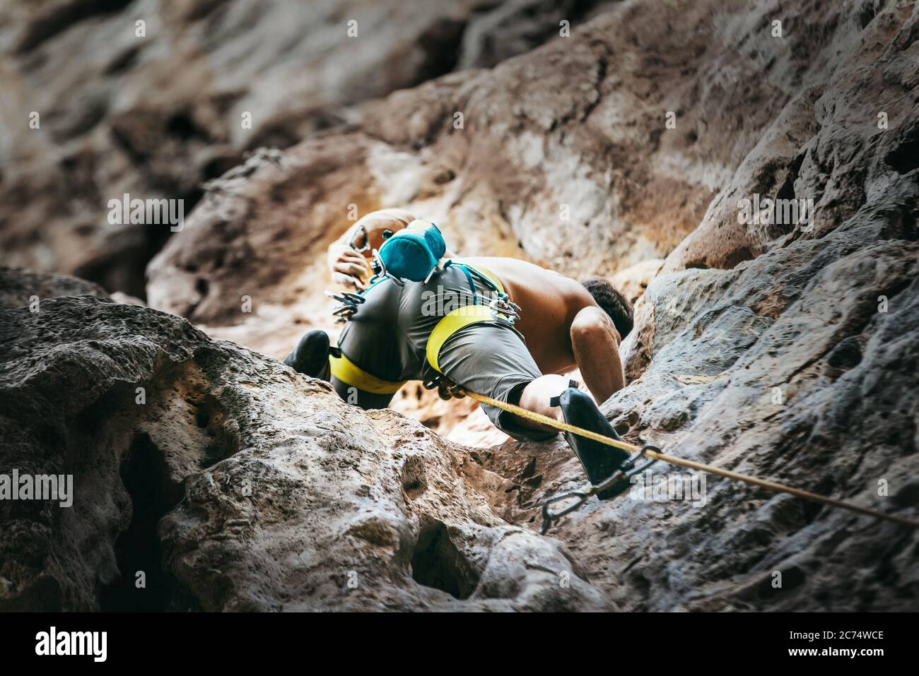 Scalatore di montagna su percorso di arrampicata sulla parete di roccia. Immagine concettuale di tempo attivo. Foto Stock