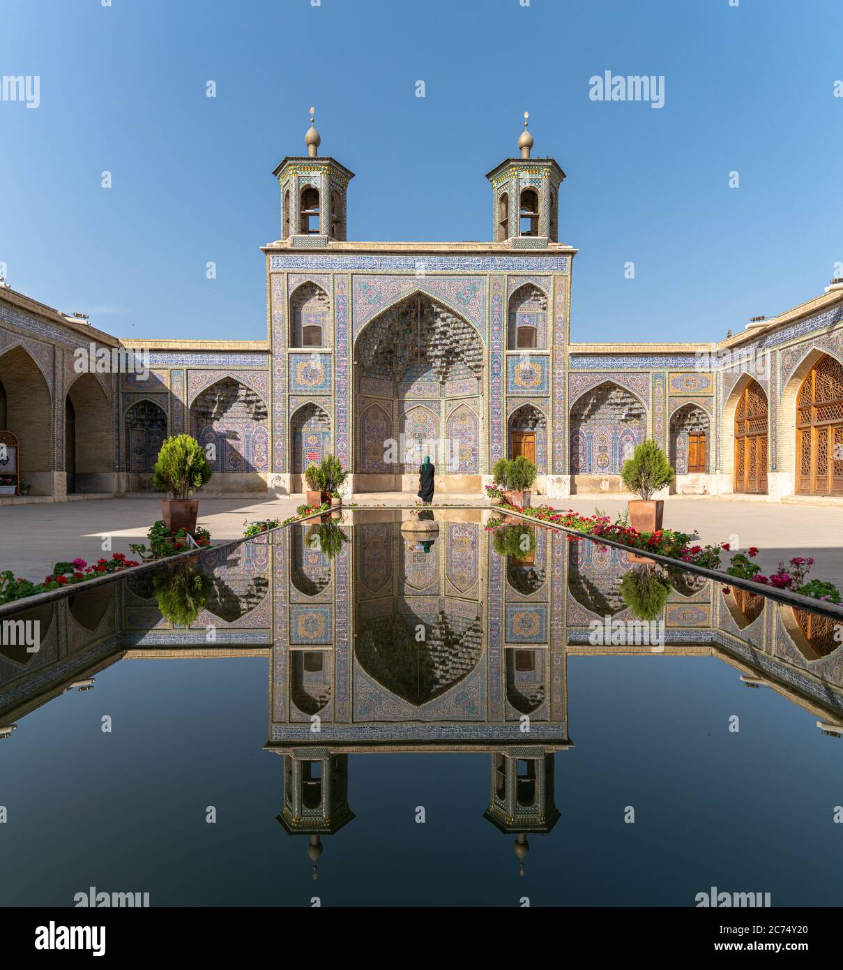Shiraz, Iran - 2019 maggio: Cortile con piscina di Moschea di Nasir al-Mulk a Shiraz Foto Stock