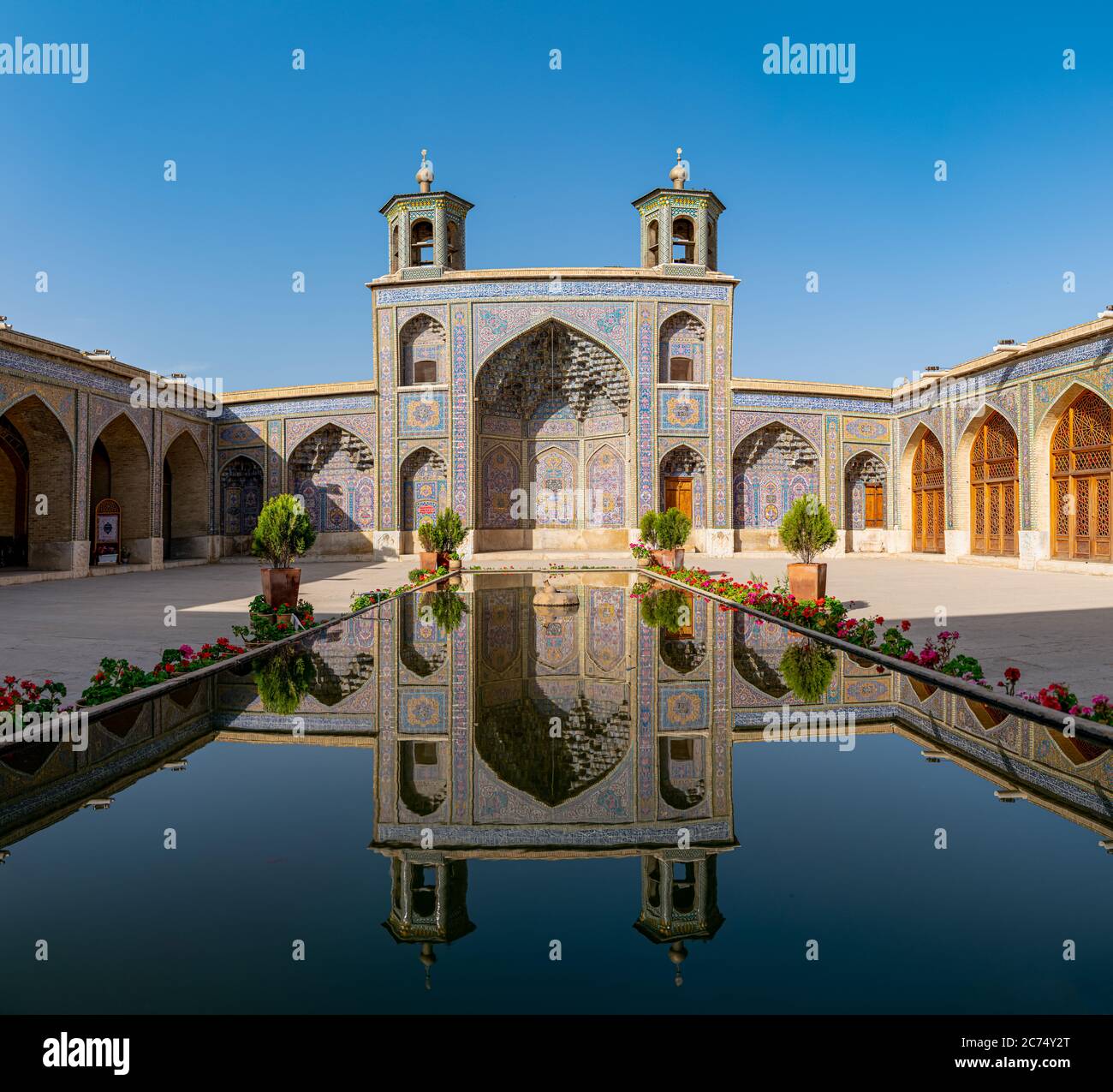 Shiraz, Iran - 2019 maggio: Cortile con piscina di Moschea di Nasir al-Mulk a Shiraz Foto Stock