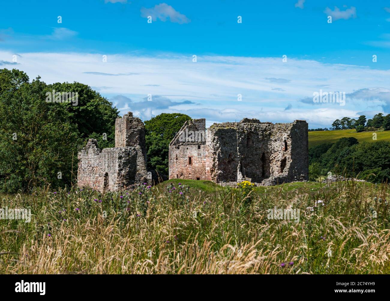 Hailes Castle, East Lothian, Scozia, Regno Unito, 14 luglio 2020. Historic Environment Scotland annuncia riaperture: Da domani saranno riaperte oltre 200 proprietà senza equipaggio. Altri 23 hotel riapriranno nei mesi di agosto e settembre alle date ancora da annunciare. Il castello di Hailes è un castello in rovina, originariamente del XIV secolo Foto Stock