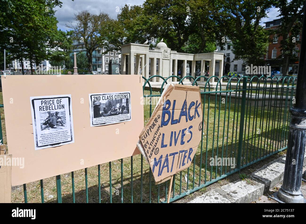 I manifesti Black Lives Matter sono rimasti sulle ringhiere del Brighton War Memorial dopo la marcia di protesta dell'11 luglio 2020 Foto Stock