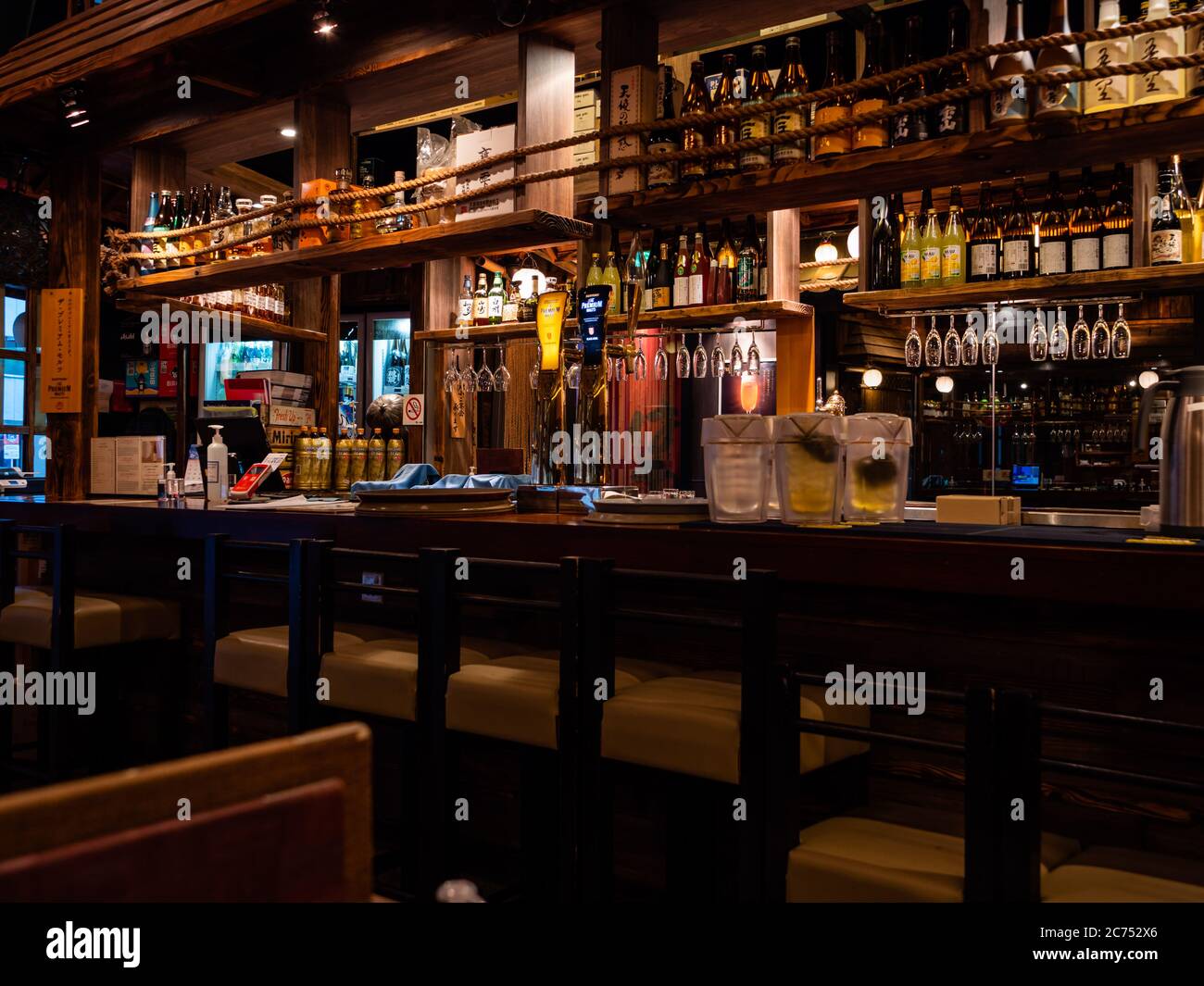 SINGAPORE – LUGLIO 08 – banco bar vuoto al ristorante giapponese Public  Izakaya a Tanjong Pagar, Singapore in serata. Il business è stato lento  Foto stock - Alamy