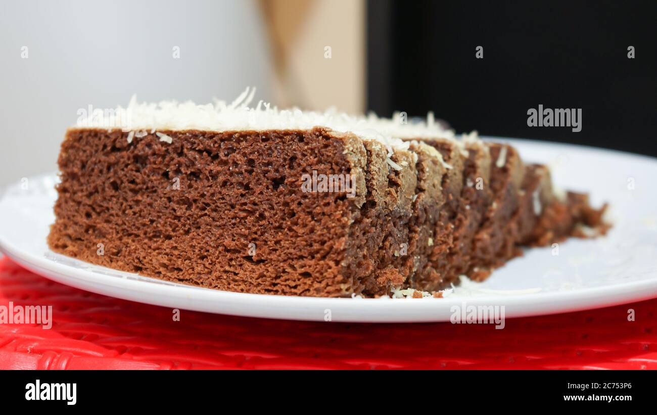 Chiudere la torta di spugna di cioccolato su un piatto Foto Stock