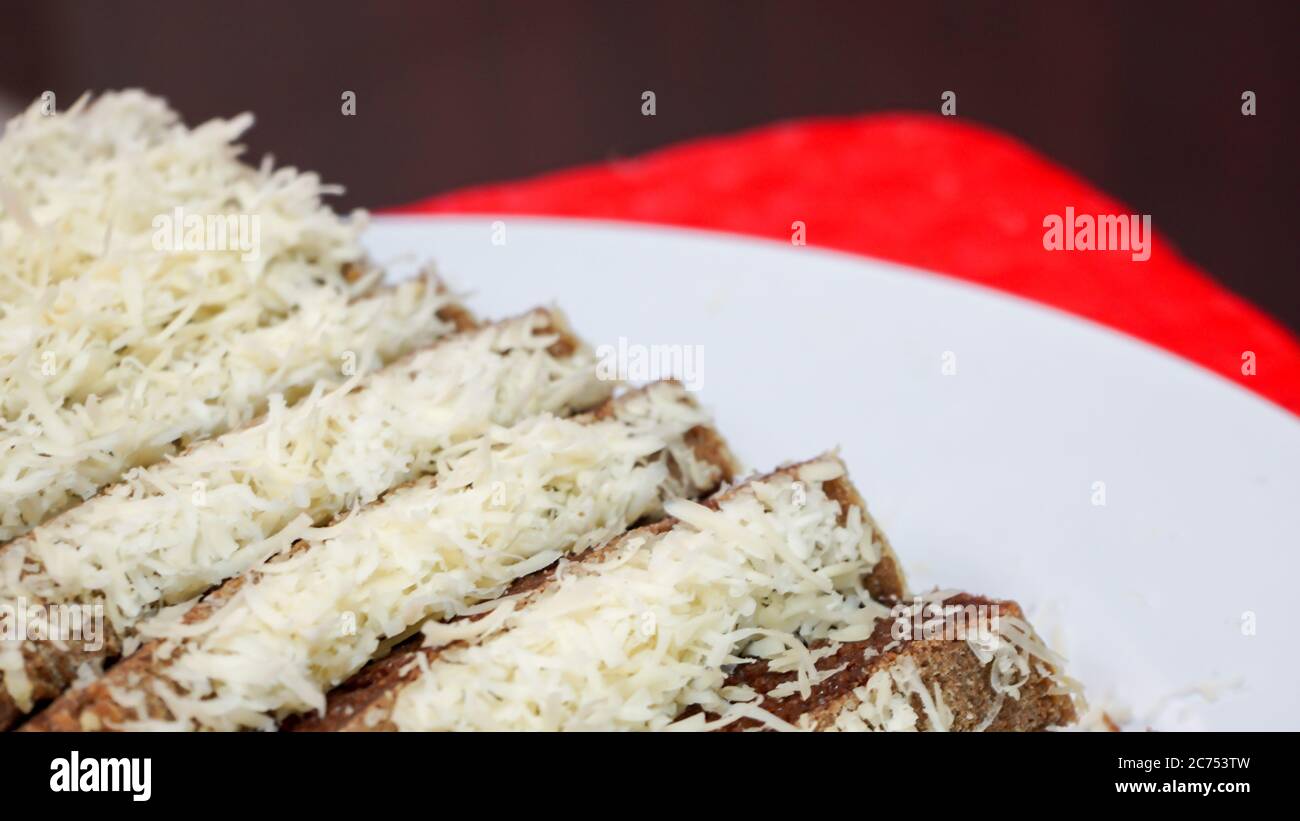 Chiudere la torta di spugna di cioccolato su un piatto Foto Stock