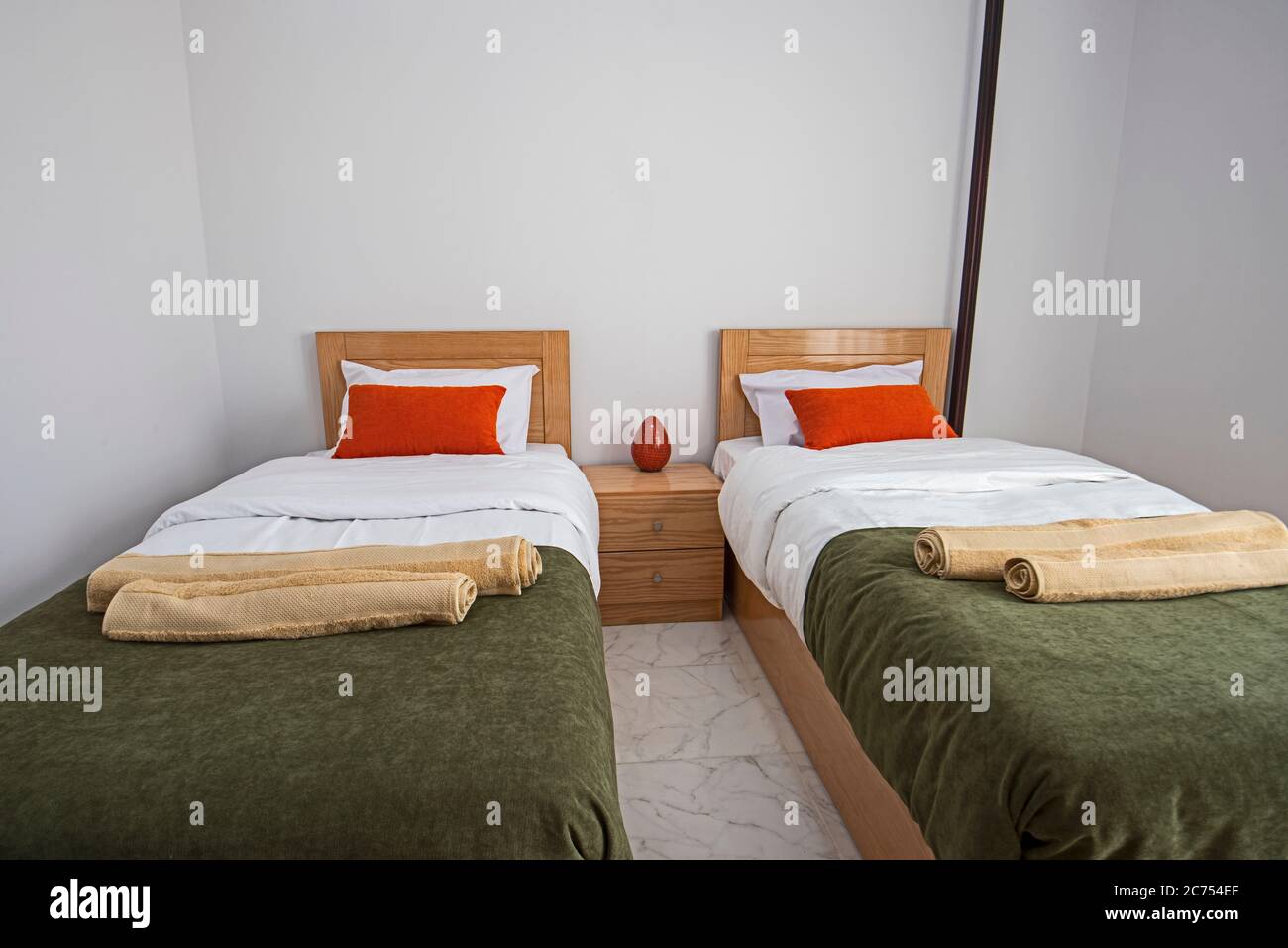 Interior design decor e arredamento di lusso home mostra camera da letto con mobili e letti singoli Foto Stock