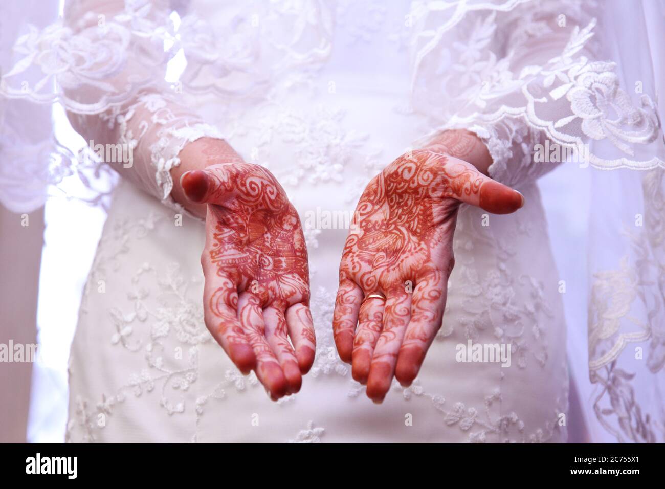 Mehndi sposi progetta con il colorante Henna sulle mani di una sposa. Foto Stock