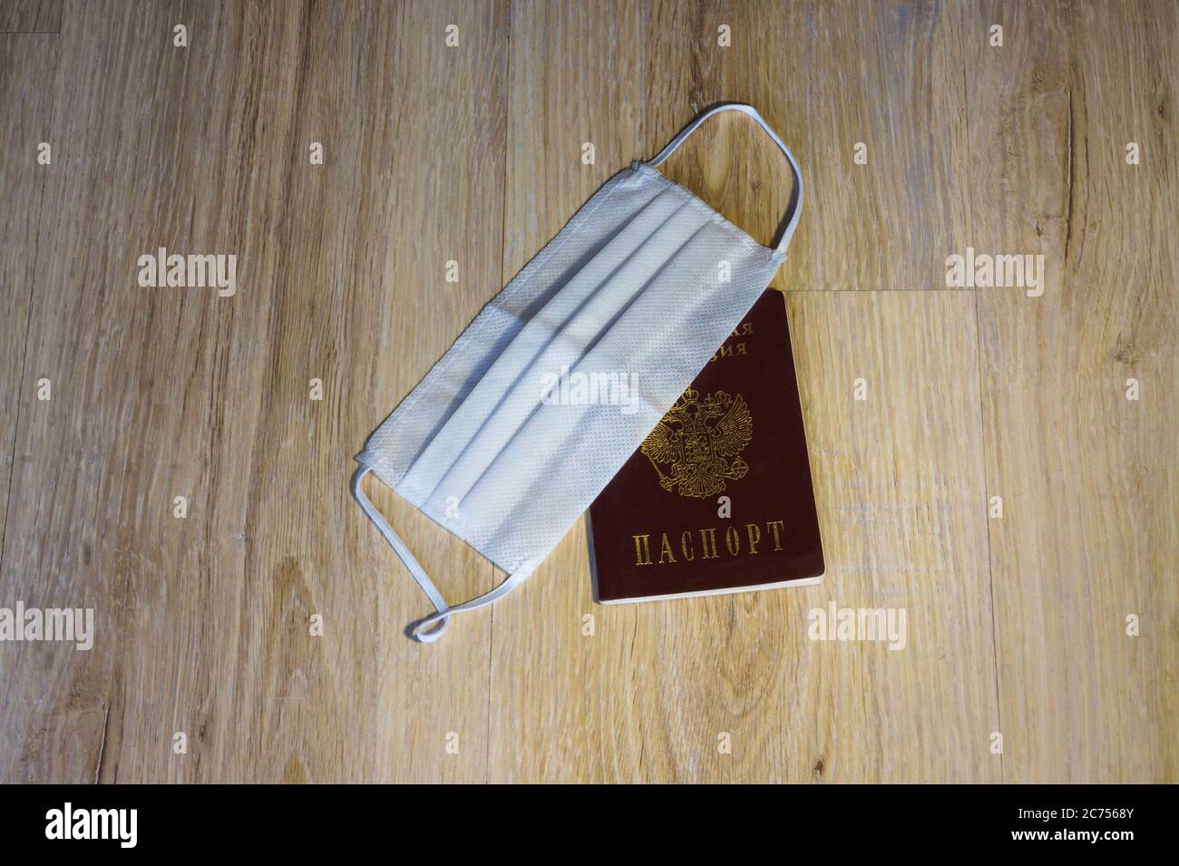 Documento e maschera sanitaria del cittadino russo, maschera medica sul calendario e passaporto Foto Stock