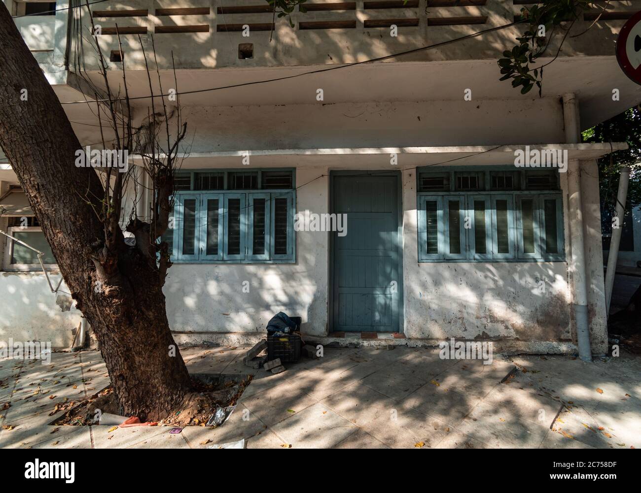 Pondicherry. India - Febbraio 2020: Ombre di un albero che cade sulla facciata di una vecchia casa in stile francese in città. Foto Stock