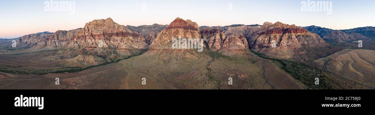 Un bellissimo paesaggio montano che sorge dal deserto che circonda Las Vegas, Nevada. Questa regione aspra e arida fa parte del deserto del Mojave. Foto Stock