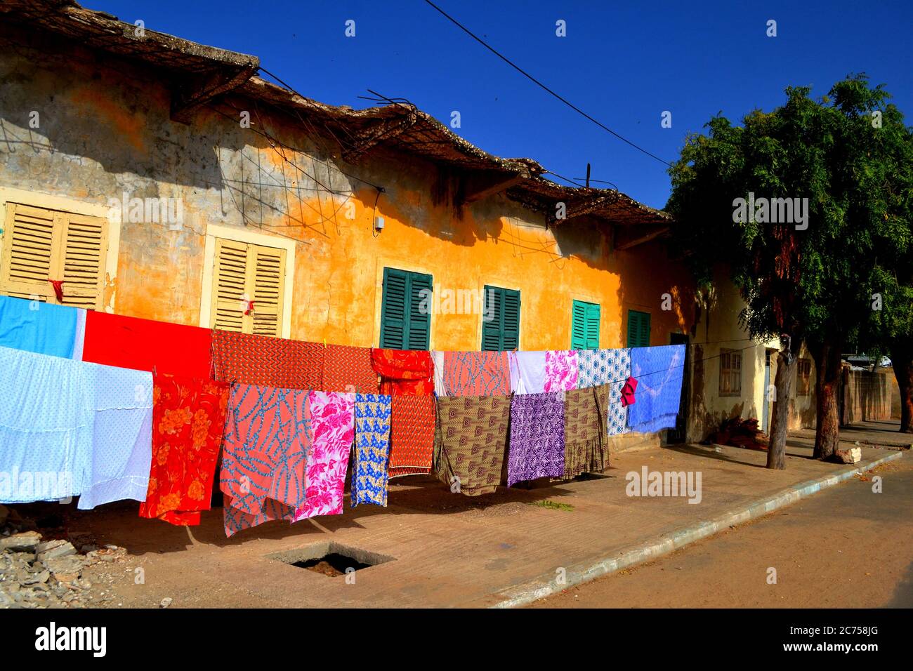 Architettura colorata tradizionale a Saint-Louis, ex capitale del Senegal Foto Stock