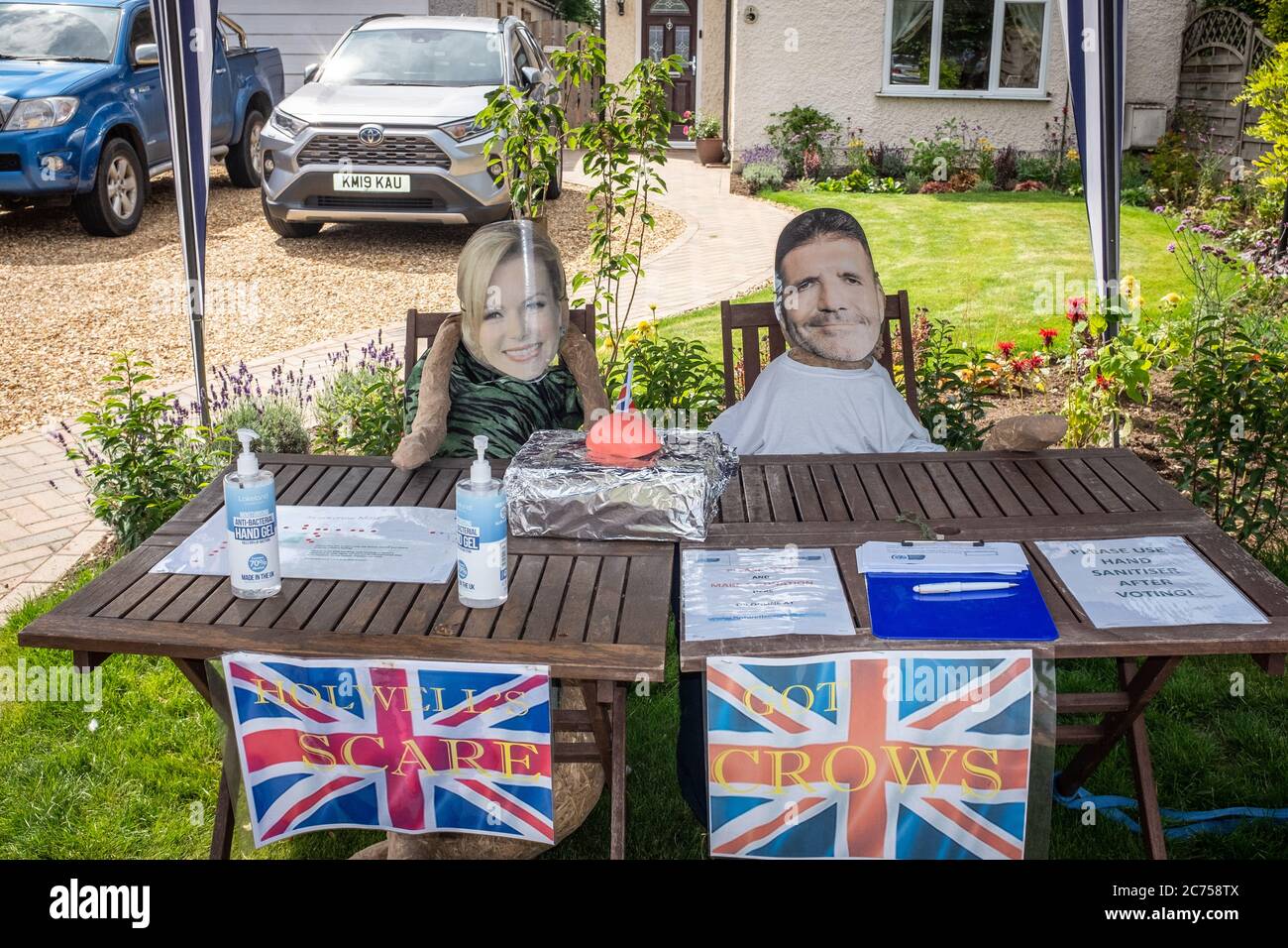 Lo scarrecrow di novità in mostra all'esterno della casa durante il festival annuale dello scarrecrow nel villaggio di Holwell, vicino a Hitchin, Hertfordshire. Foto Stock