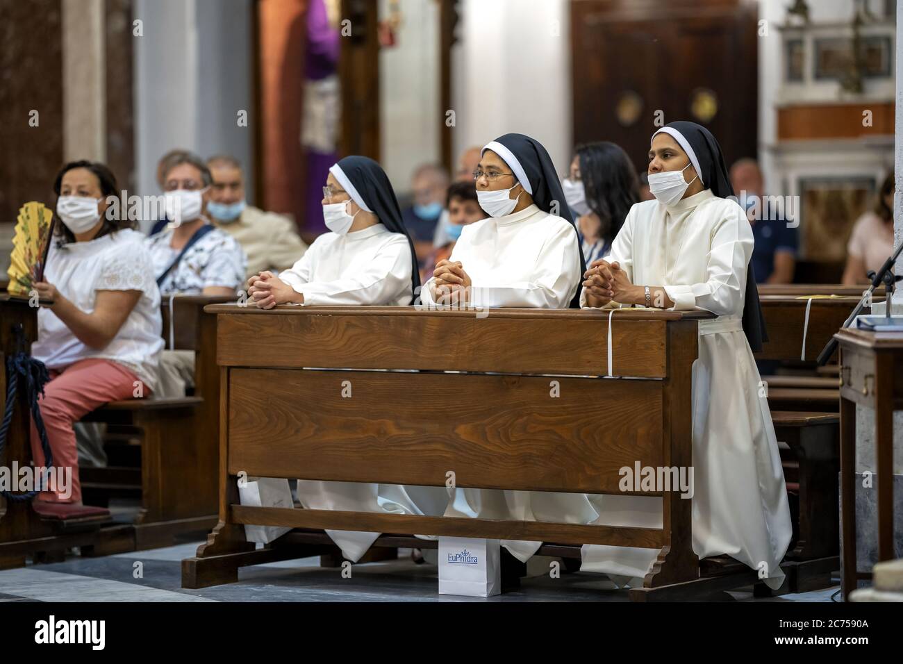 Minori celebra Santa Trofimena, protettrice della Città del gusto. Il legame che unisce il popolo di Minorca al santo patrono è molto profondo. Quest'anno, tuttavia, il festival non si è tenuto come in passato, a causa dell' emergenza sanitaria rappresentata dal Covid-19. La Santa Messa è stata celebrata dall'Arcivescovo Mons. Orazio Soricelli, nel pieno rispetto delle norme vigenti, volte a garantire la prevenzione dal contagio, la festa è stata ridotta all'essenziale nel suo apparato civile ed esterno: I volontari, prima dell'inizio della Santa Messa, svolgono i sanitizzati Foto Stock